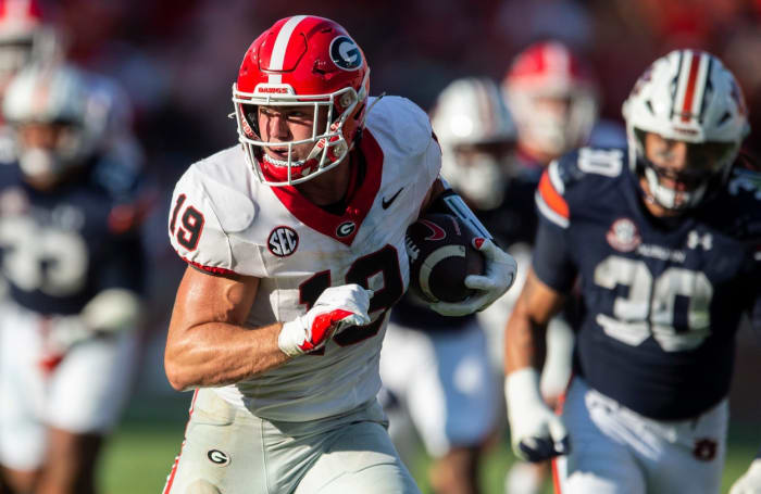 Georgia Bulldogs tight end Brock Bowers (19) runs after a catch against the Auburn Tigers. © Jake Crandall / USA TODAY NETWORK